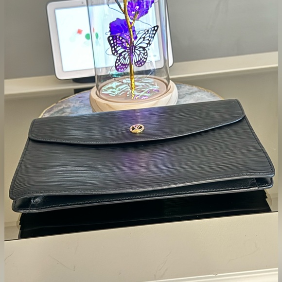 LOUIS VUITTON Epi Montaigne Clutch - Picture 4 of 10